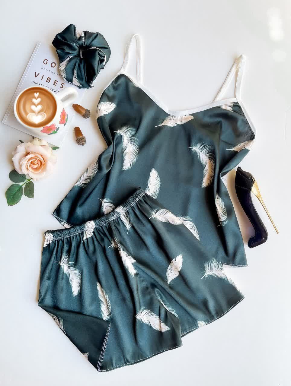 تاپ و شورتک ساتن پر سبز